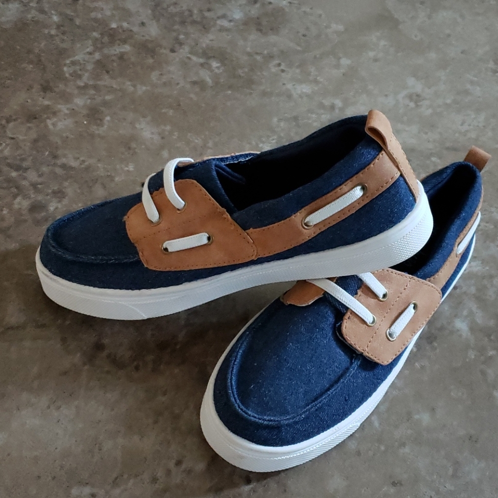 Brand new Oomphies boys shoes